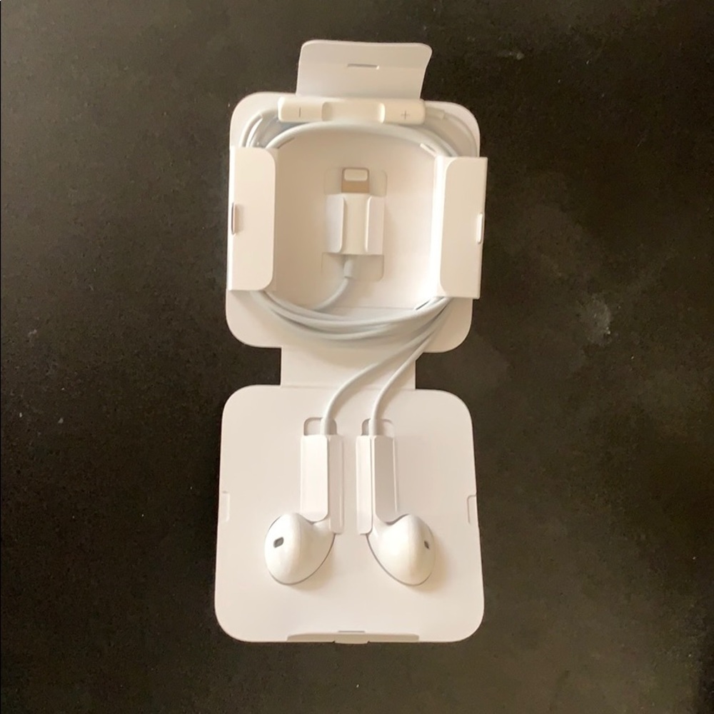 NEW Apple EarPods with lightning connector